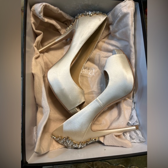 Absolutely Beautiful Badgley Mischka Collection size 7 - Picture 7 of 13